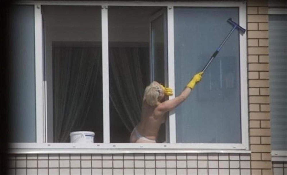 Подсмотренное в окнах и балконах ню