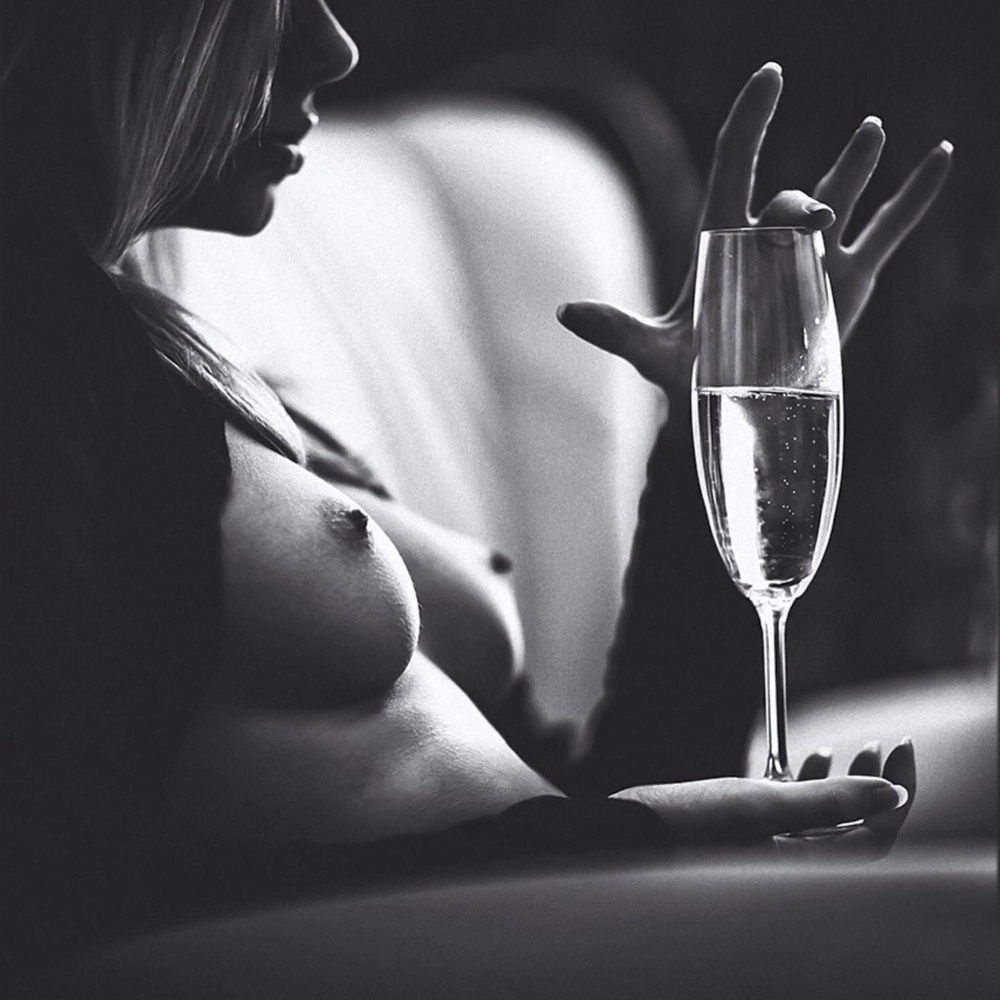 Голая с бокалом