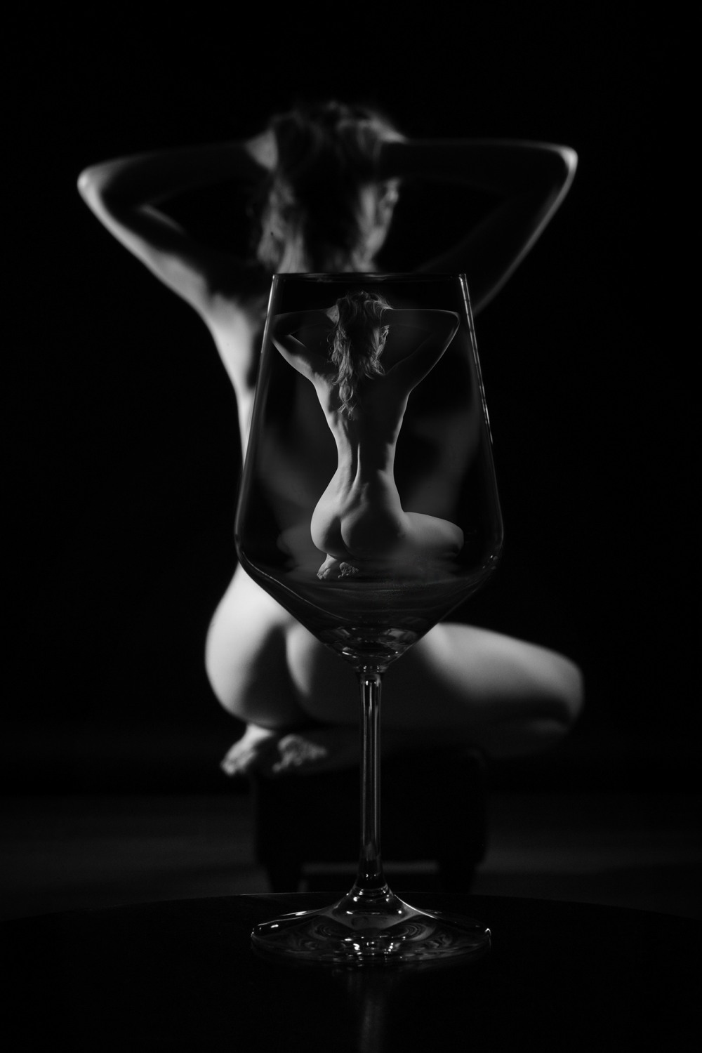 Эротическая фотосессия с бокалом