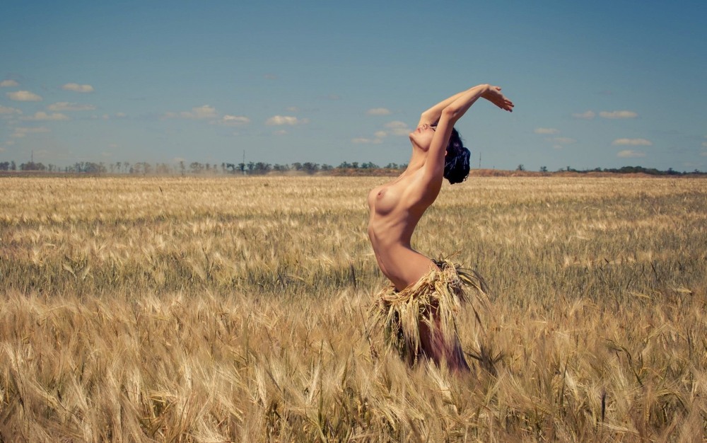 Эротическая фотосессия в поле пшеницы