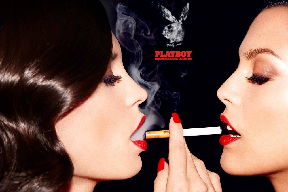 Девушка курит помаду