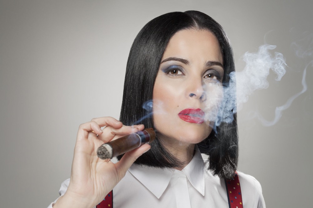 Курящая девушка в чулках