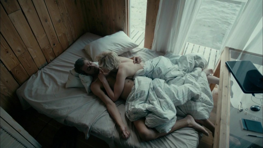 Голенькая на водном мотоцикле