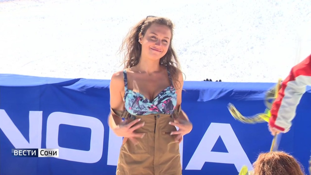 Пара в Сочи на пляже на качелях