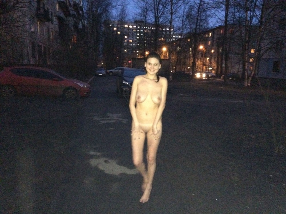 Без одежды ходит по улице