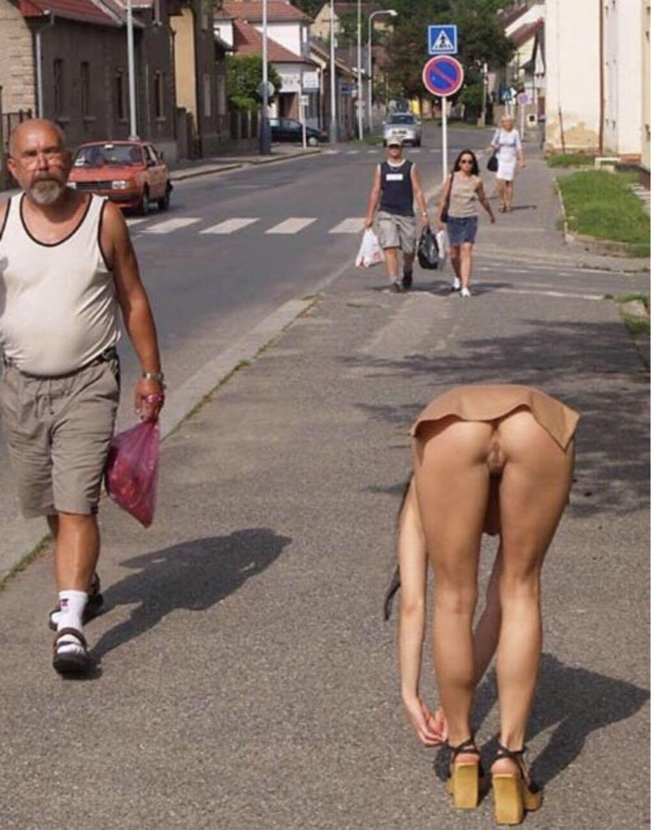 Девушки без трусиков на улице
