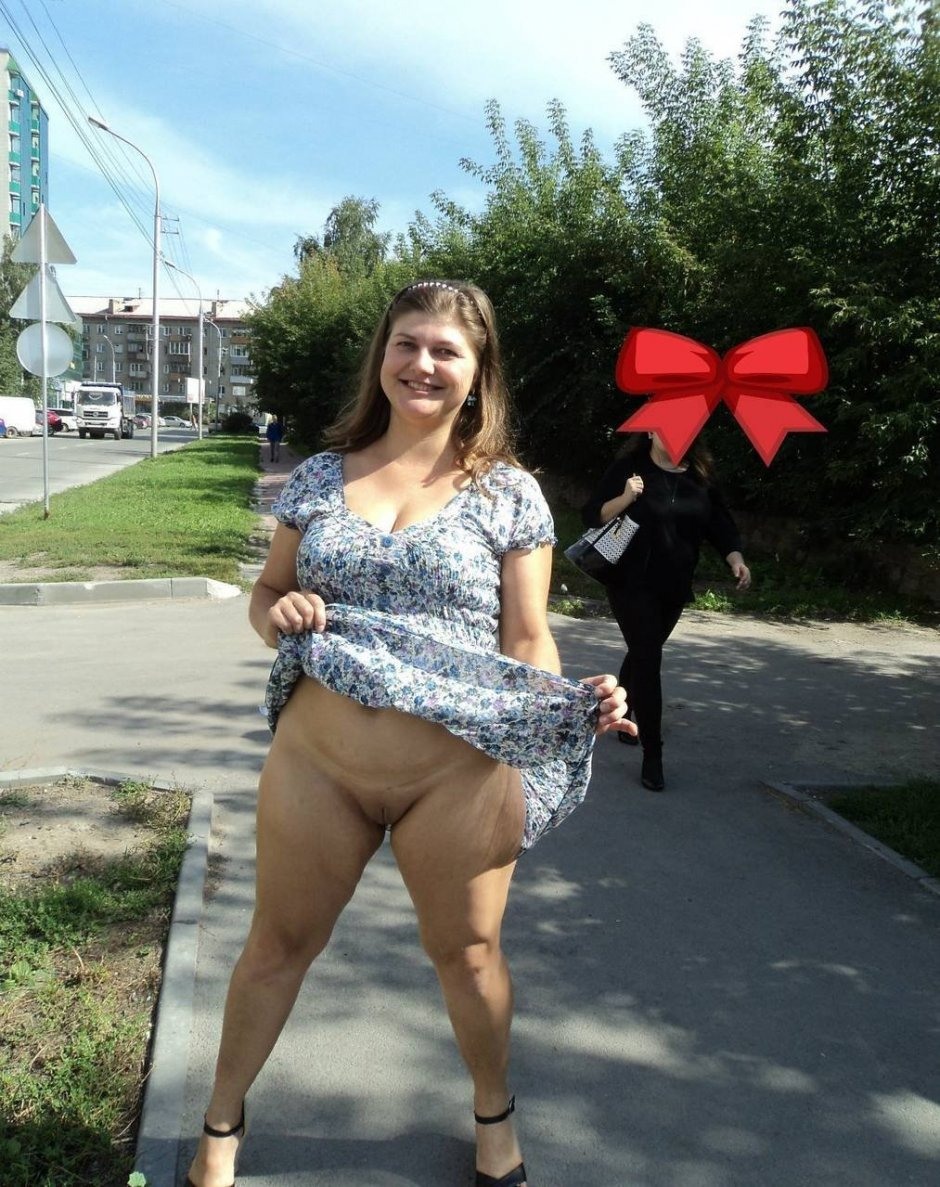 Старуха без трусов в юбке