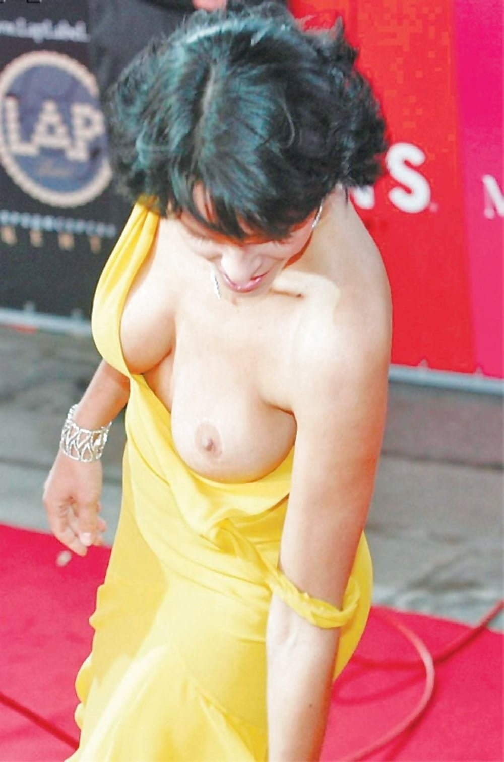 Певица Слава оголила грудь