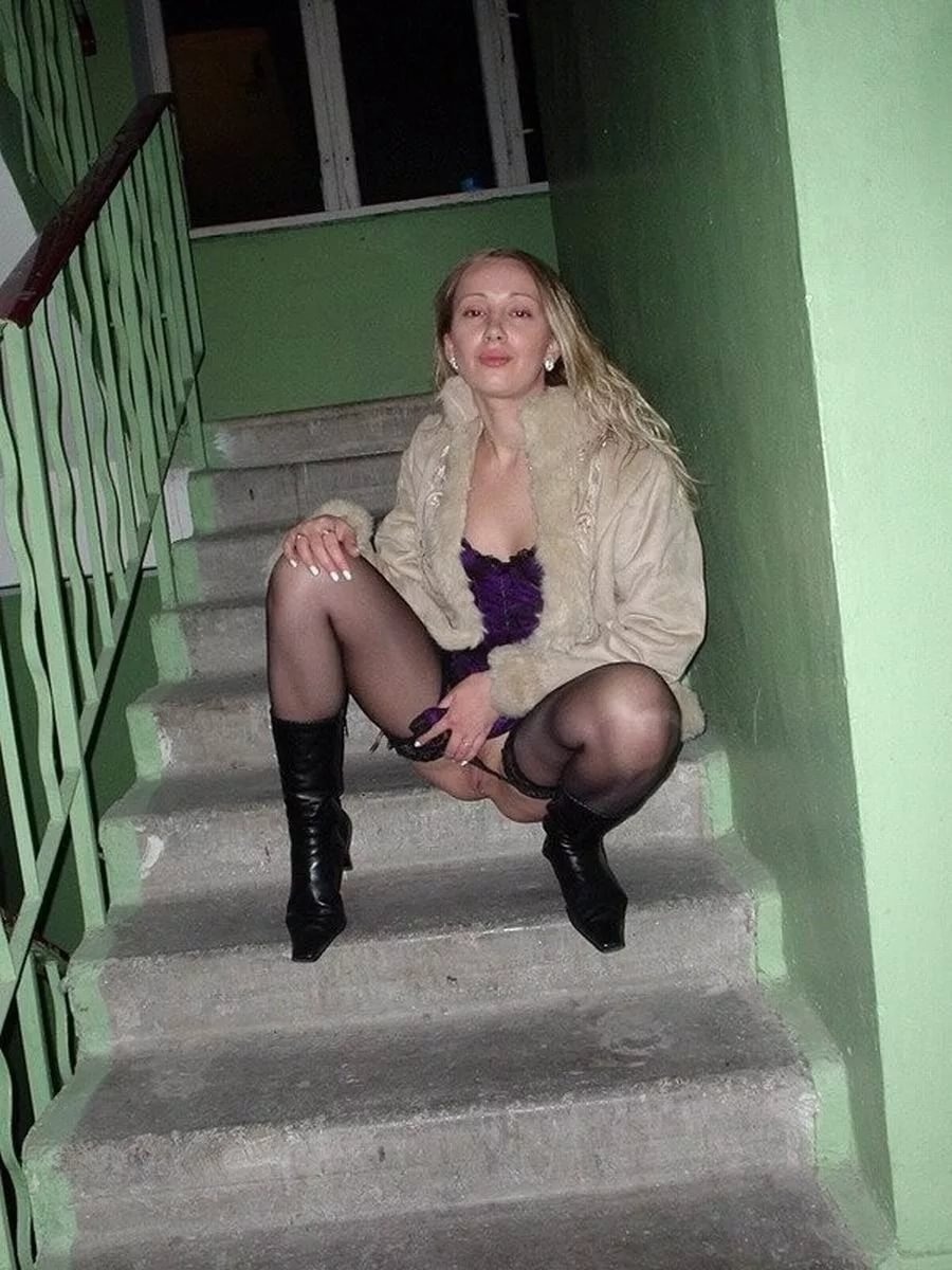 Зрелые жены в чулках в подъезде