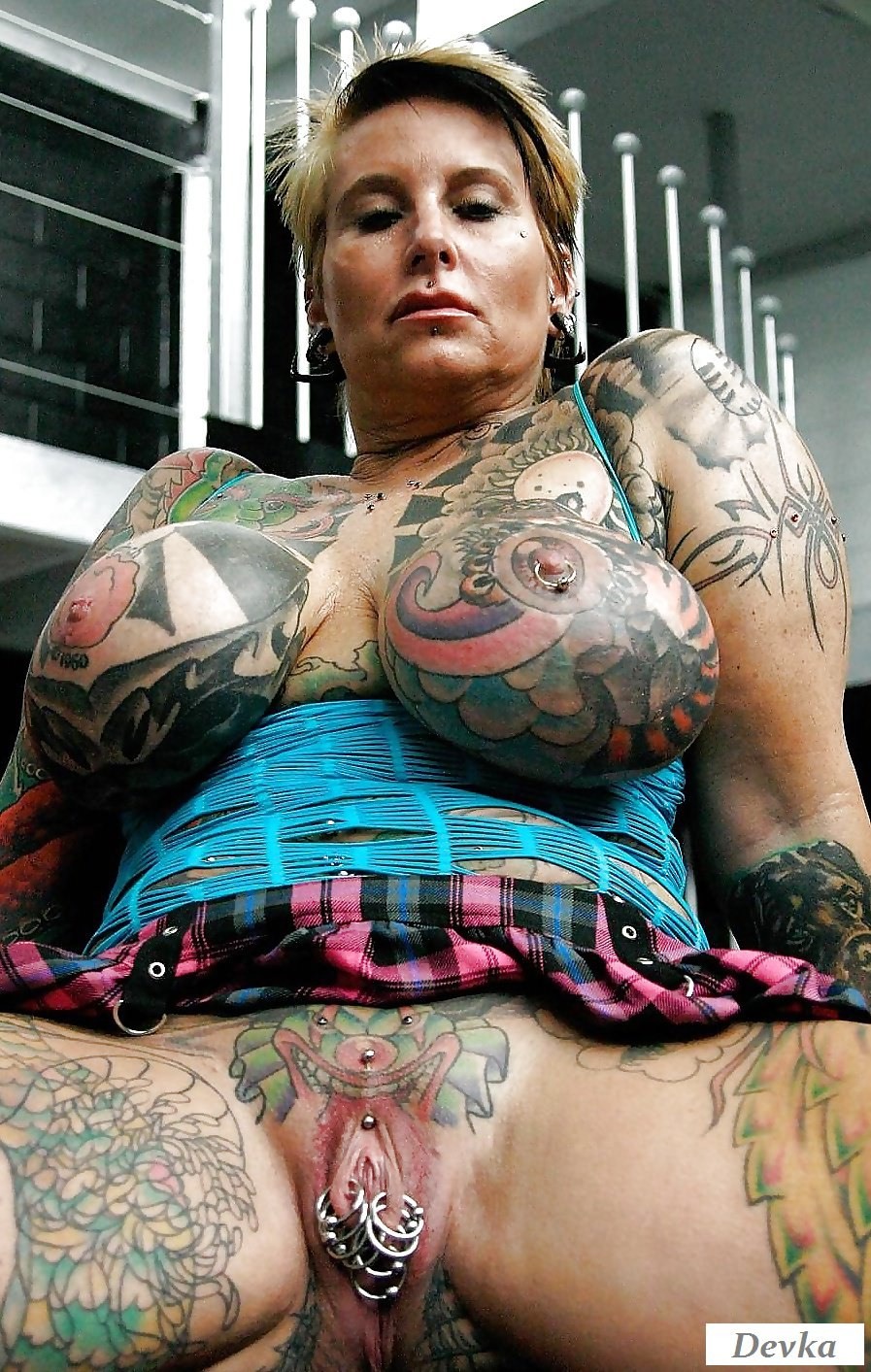 Порноактриса с тату и пирсингом
