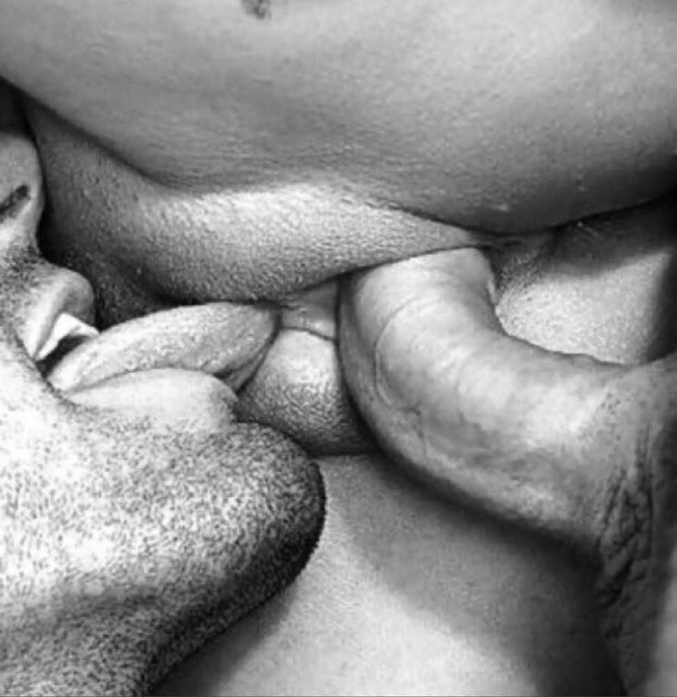 Кунилингус крупным планом черно белое