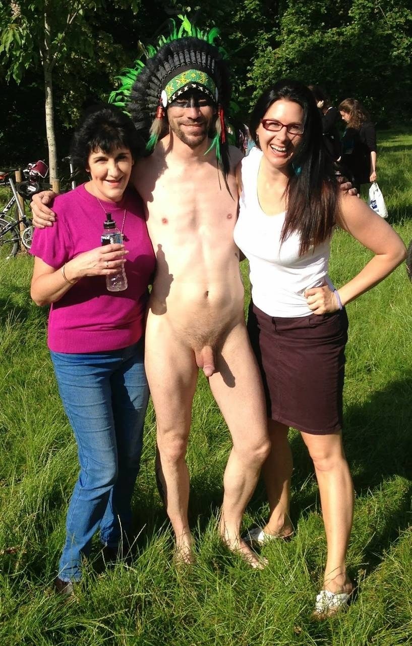 Голый мужчина одетая женщина