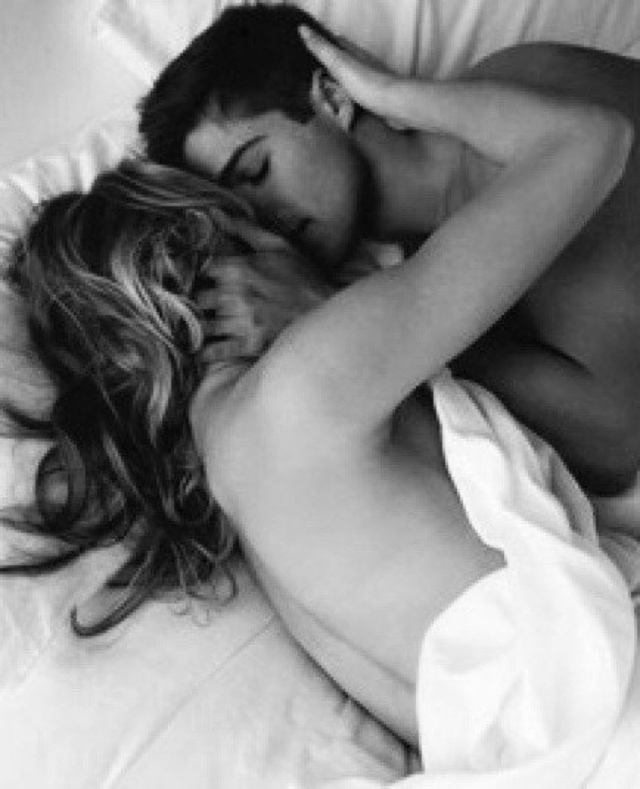 Обнимашки в кровати