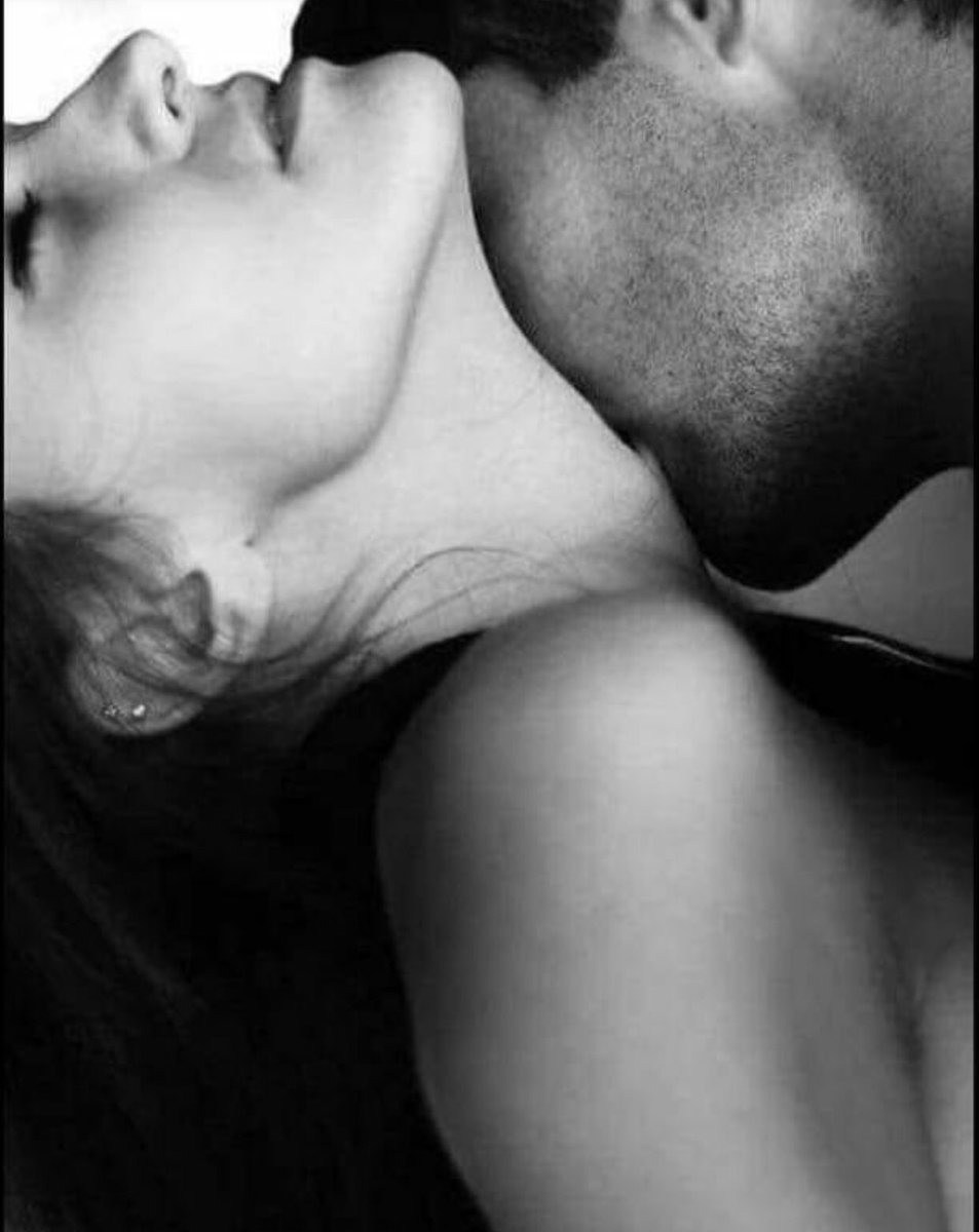 Страстные поцелуи в шею