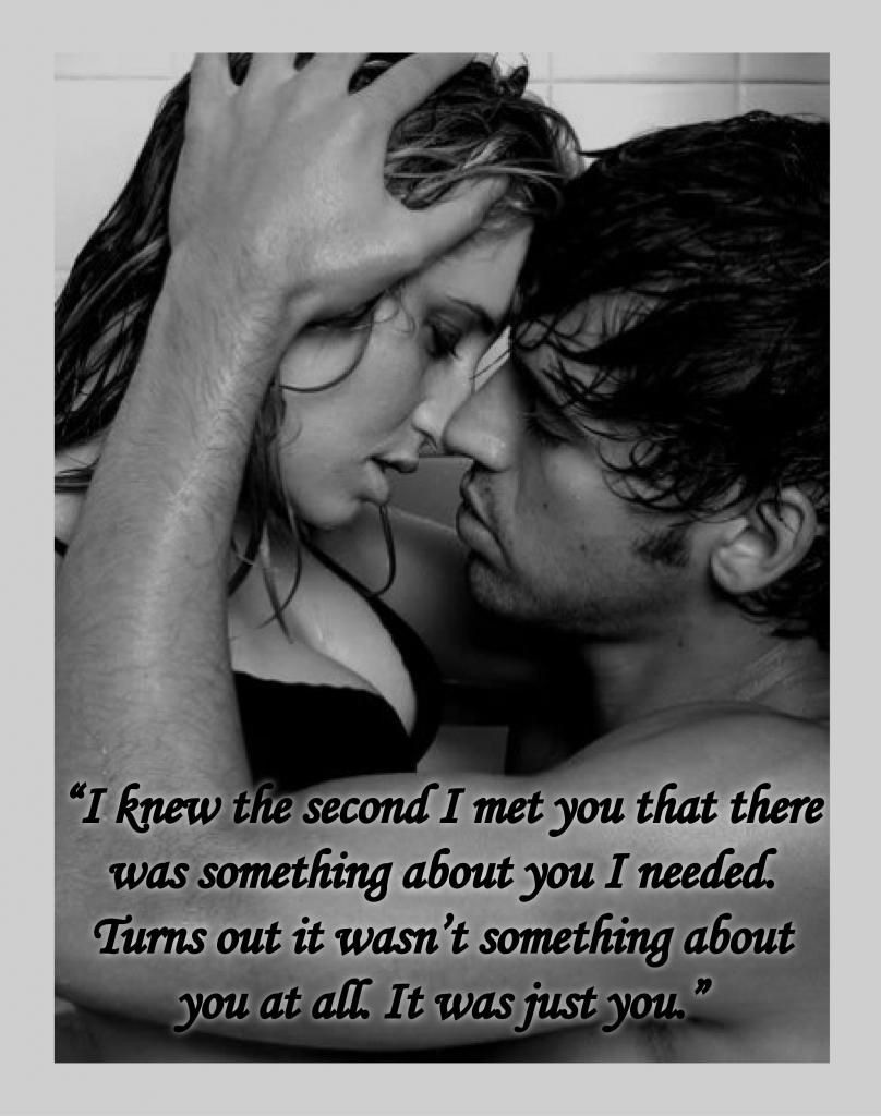 Мужчина страстно целует женщину