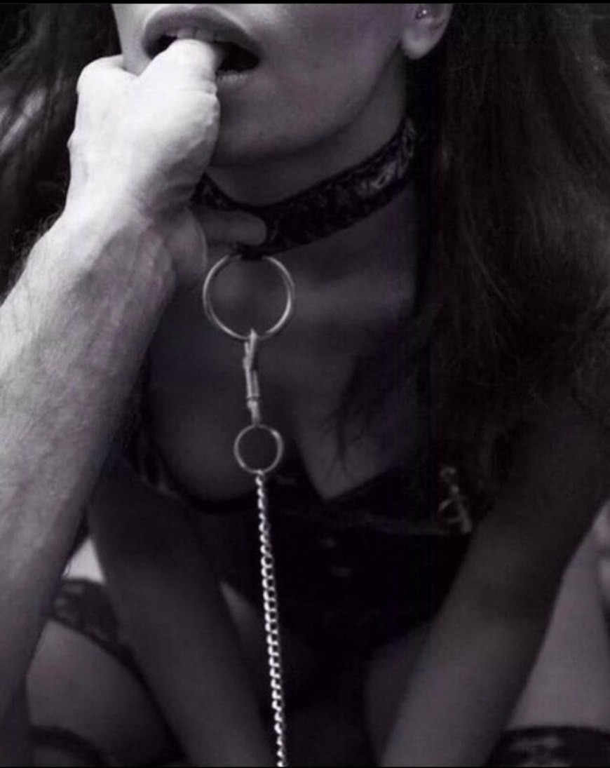 Девушка в ошейнике с поводком в порно (91 фото)