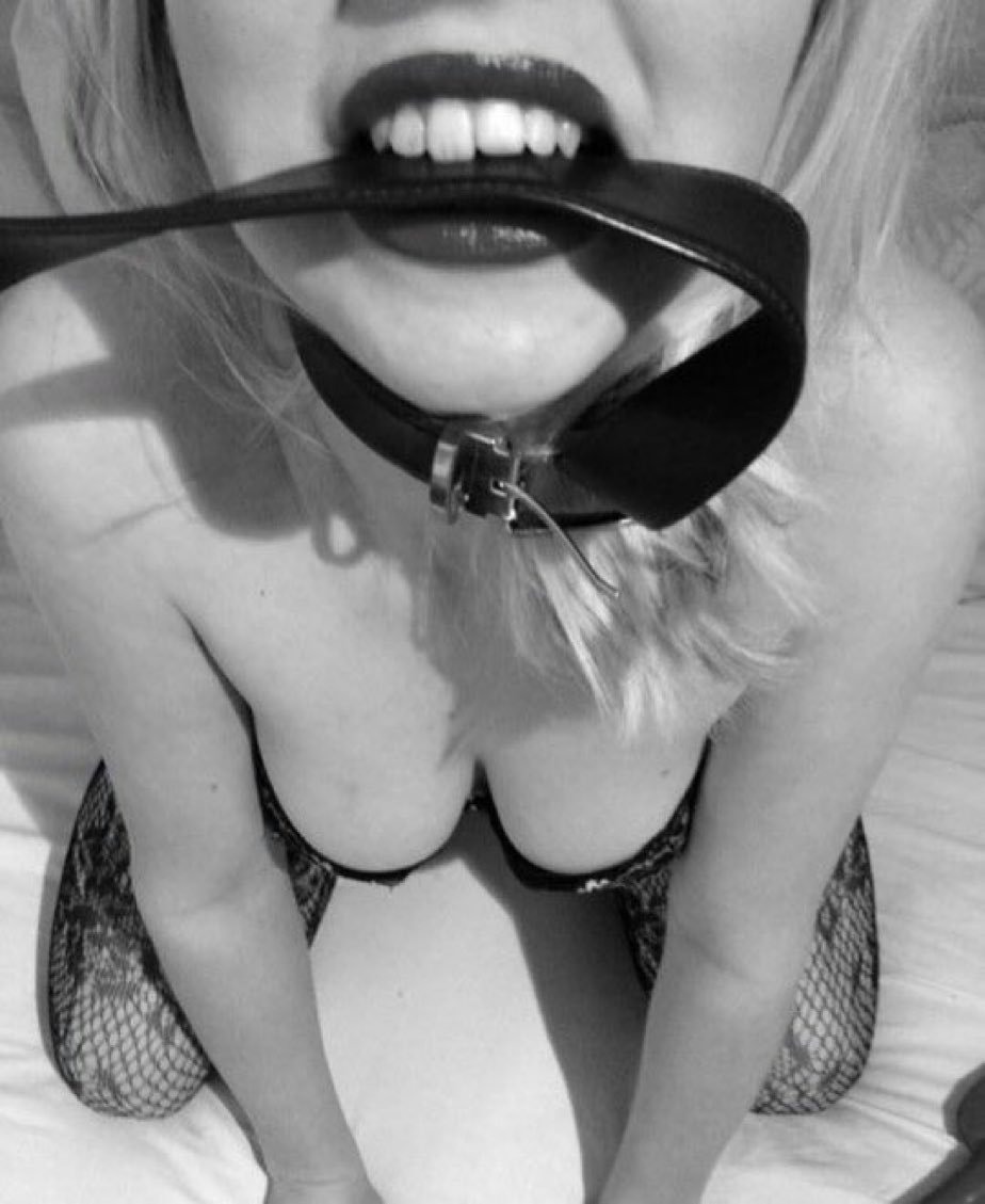 Связанную рабыню в рот