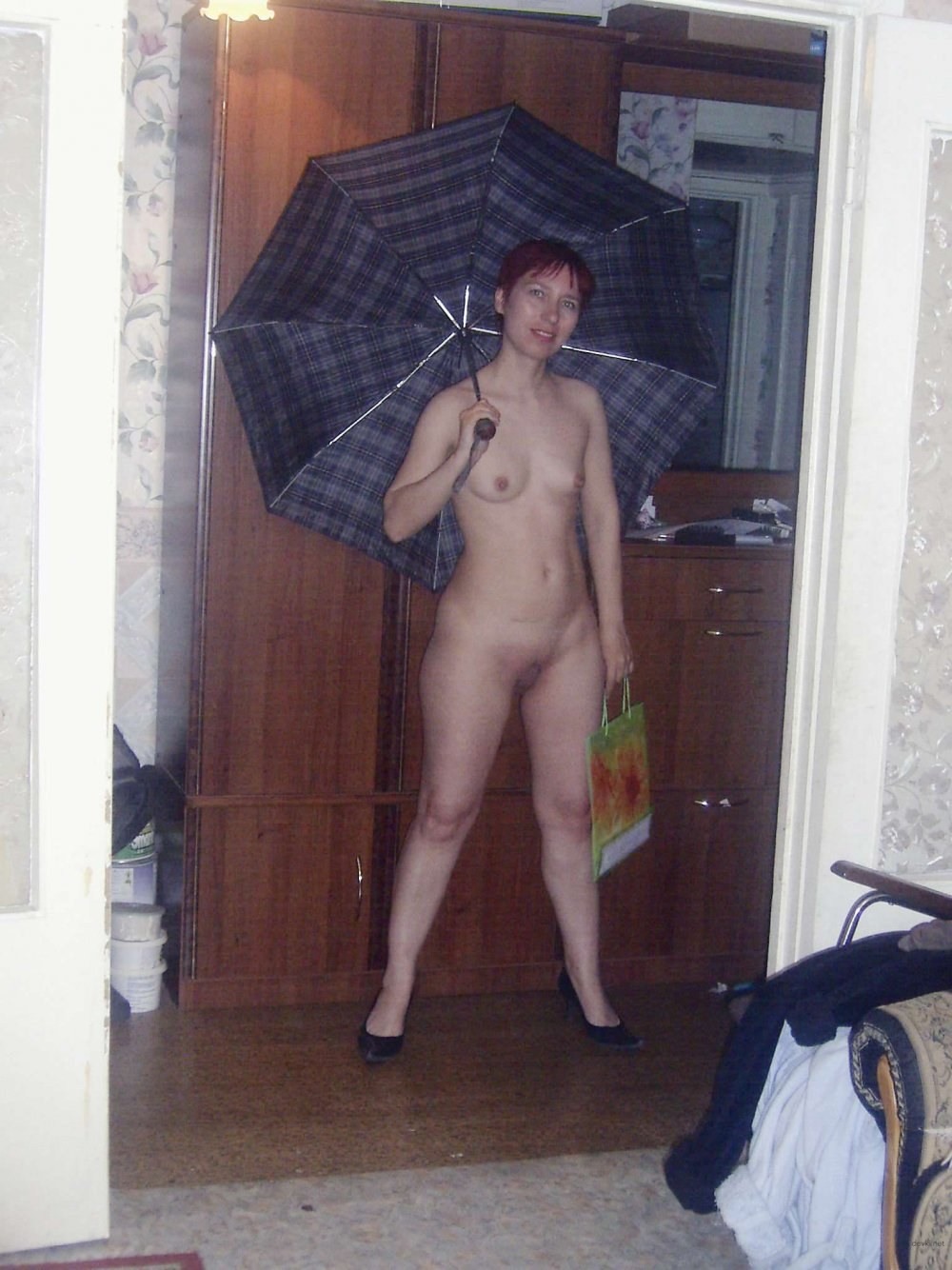 Жена ходит по дому голая