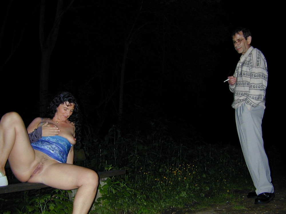 Пьяная голая на лавочке