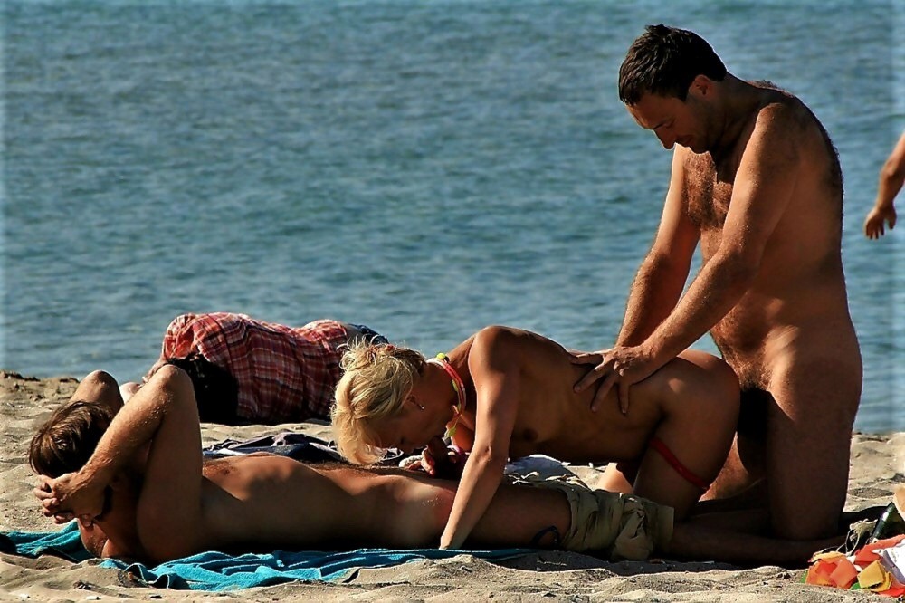 Трах на пляже без трусиков