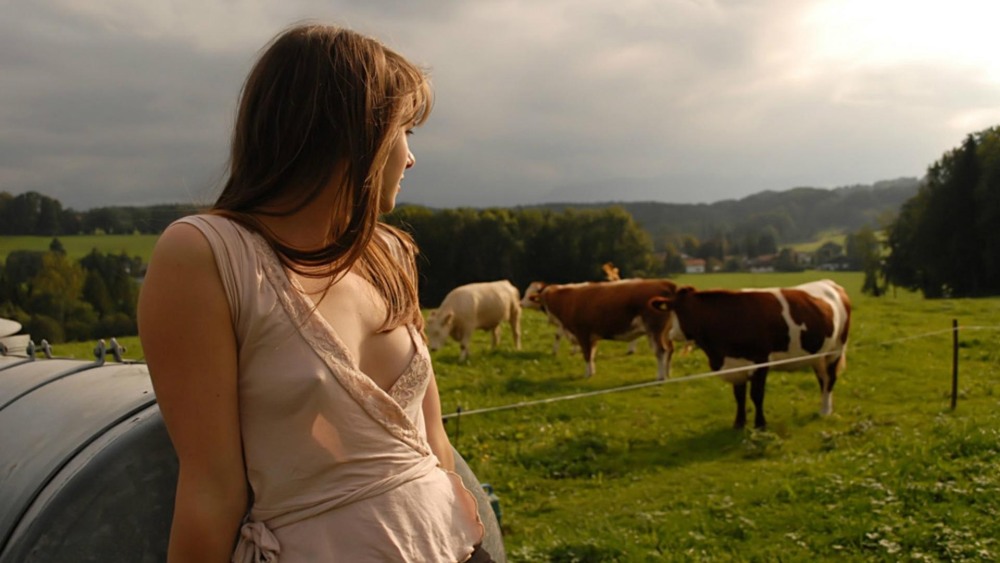 Девушка на ферме