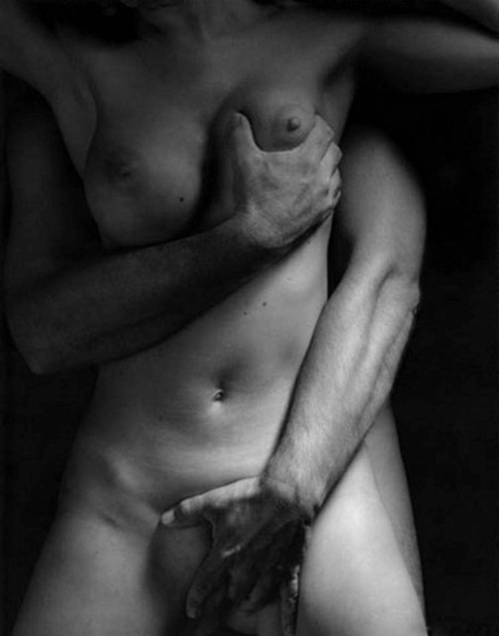 Прикрывает руками голую попу