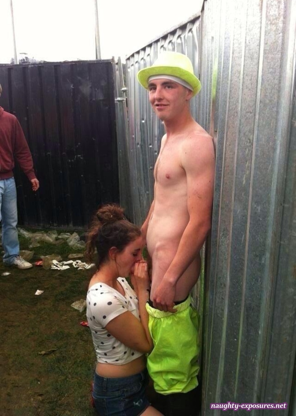 Отсос в общественном месте