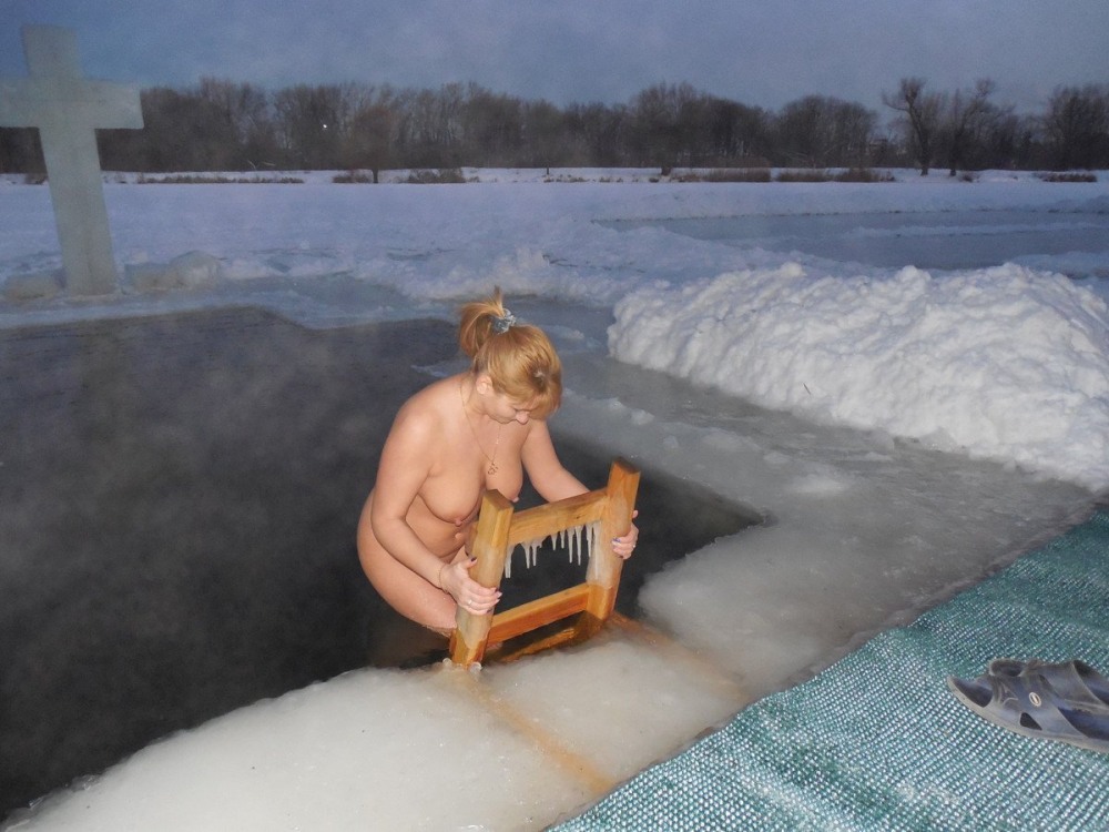 Семейные купания голышом в проруби