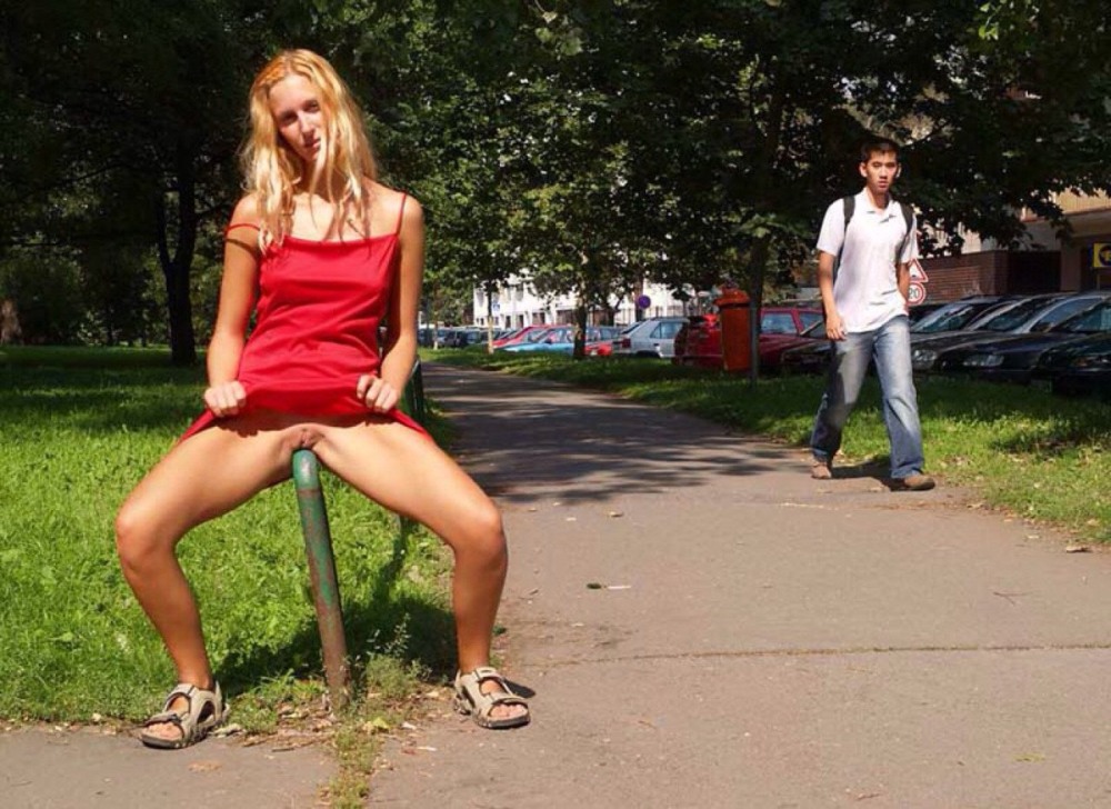 Девушки без трусиков на улице