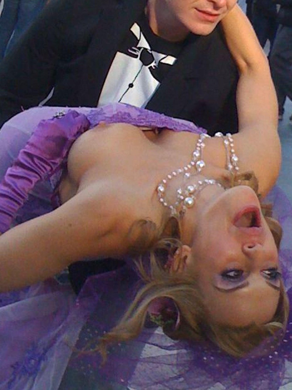 Случайное обнажение на сцене