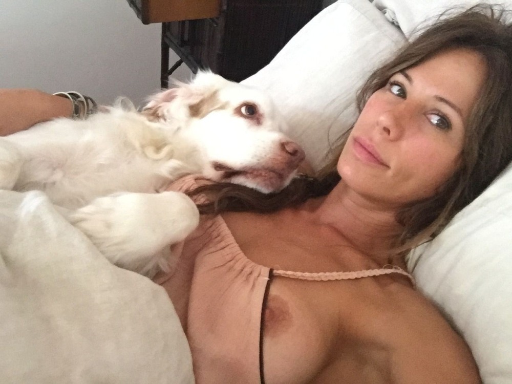 Rhona Mitra грудь