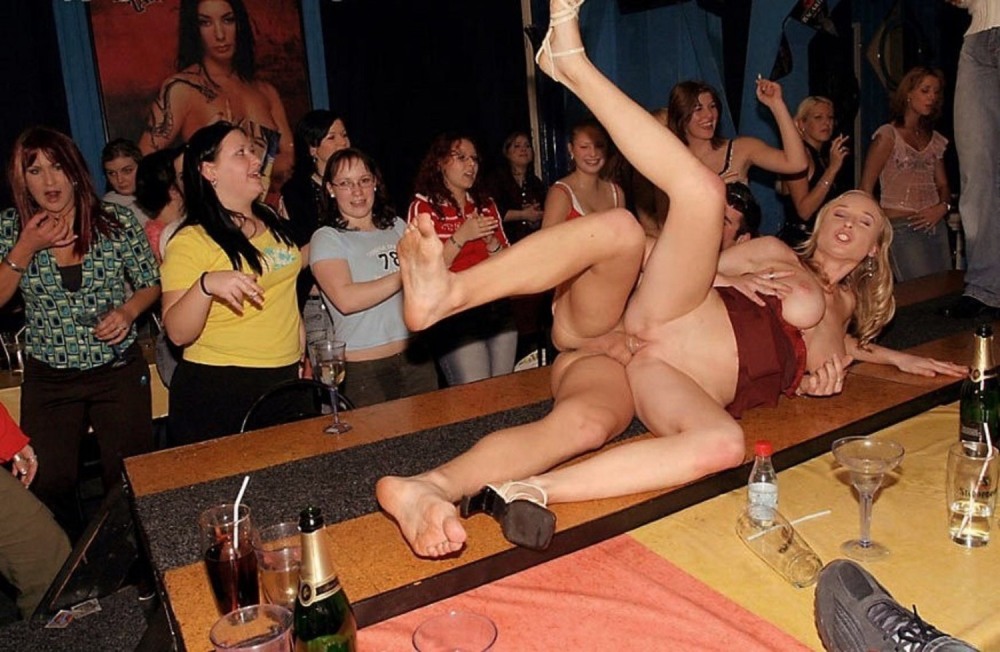 Эротический танец на столе