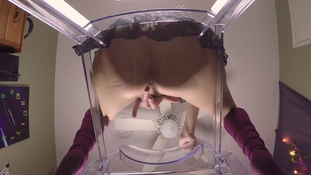 Влагалище на стеклянном столе