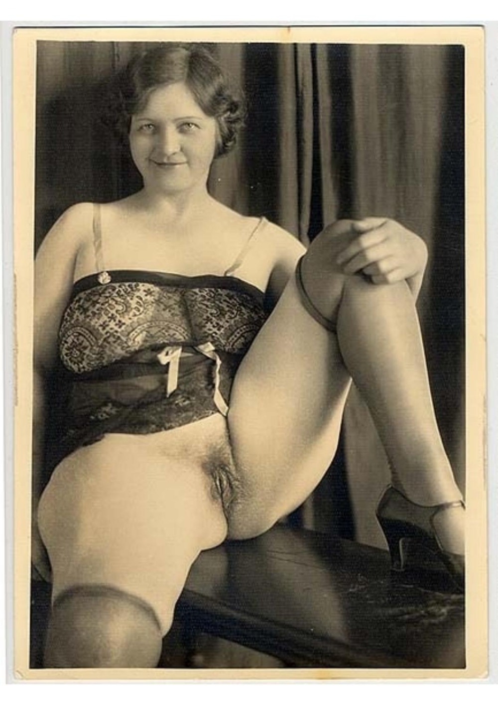 Ретро дамы в чулках без трусов