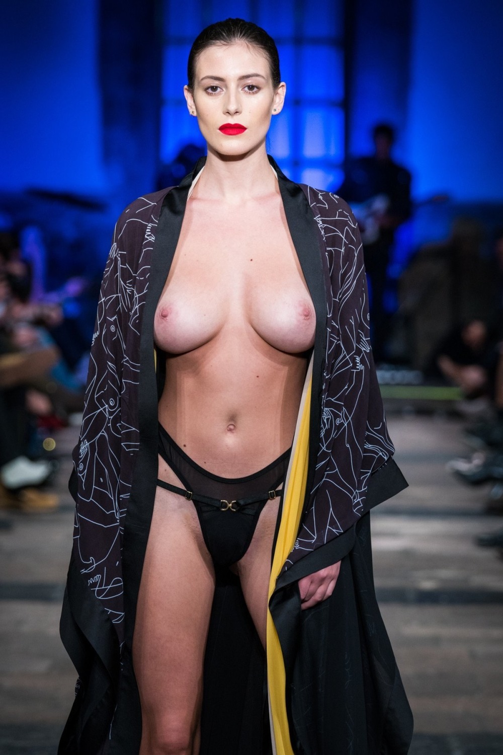 Alejandra Guilmant титьки подиум