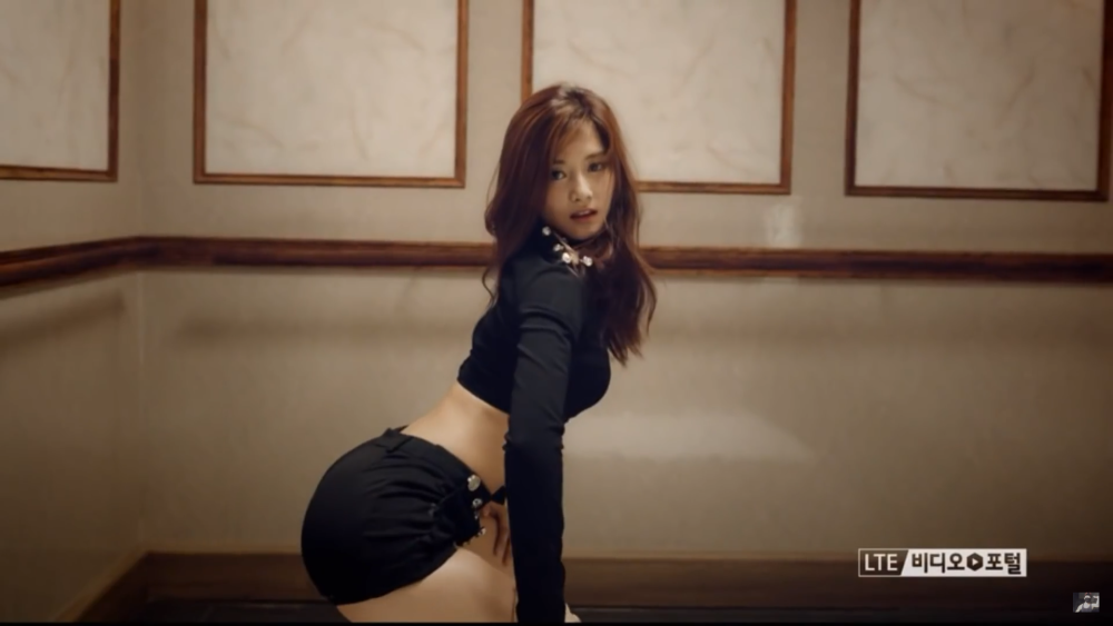 Чжоу Цзыюй голая