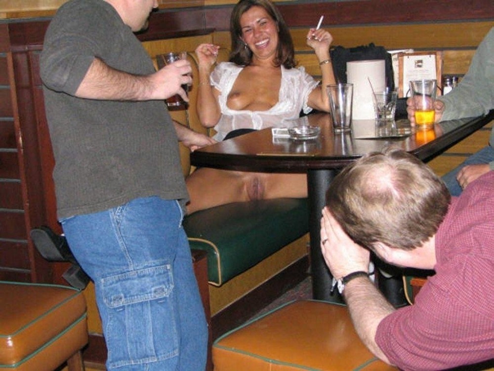 Жена без трусиков в кафе