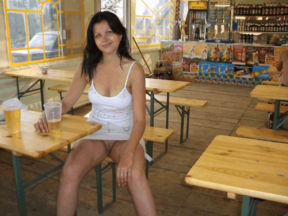 Девушка без трусиков в кафе