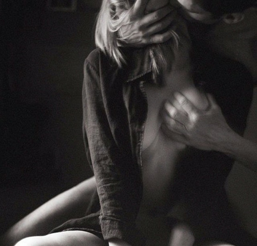 Парень берет девушку сзади