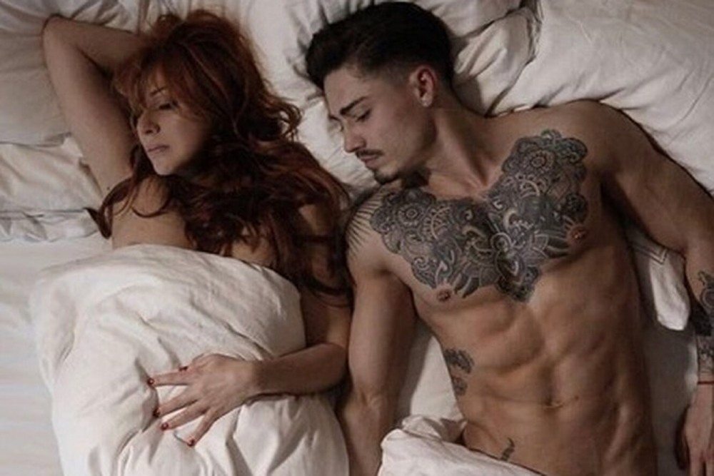 Алёна Апина в постели