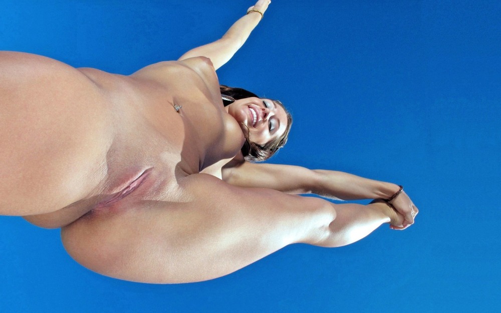 Голые женщины вид снизу