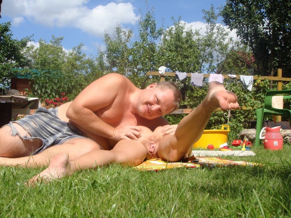 Супруги голышом отдыхают на даче