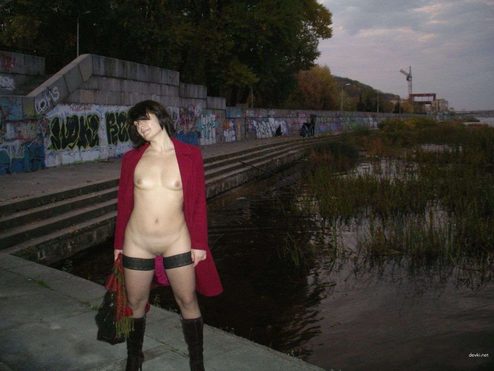 На улице без трусов частное ночью