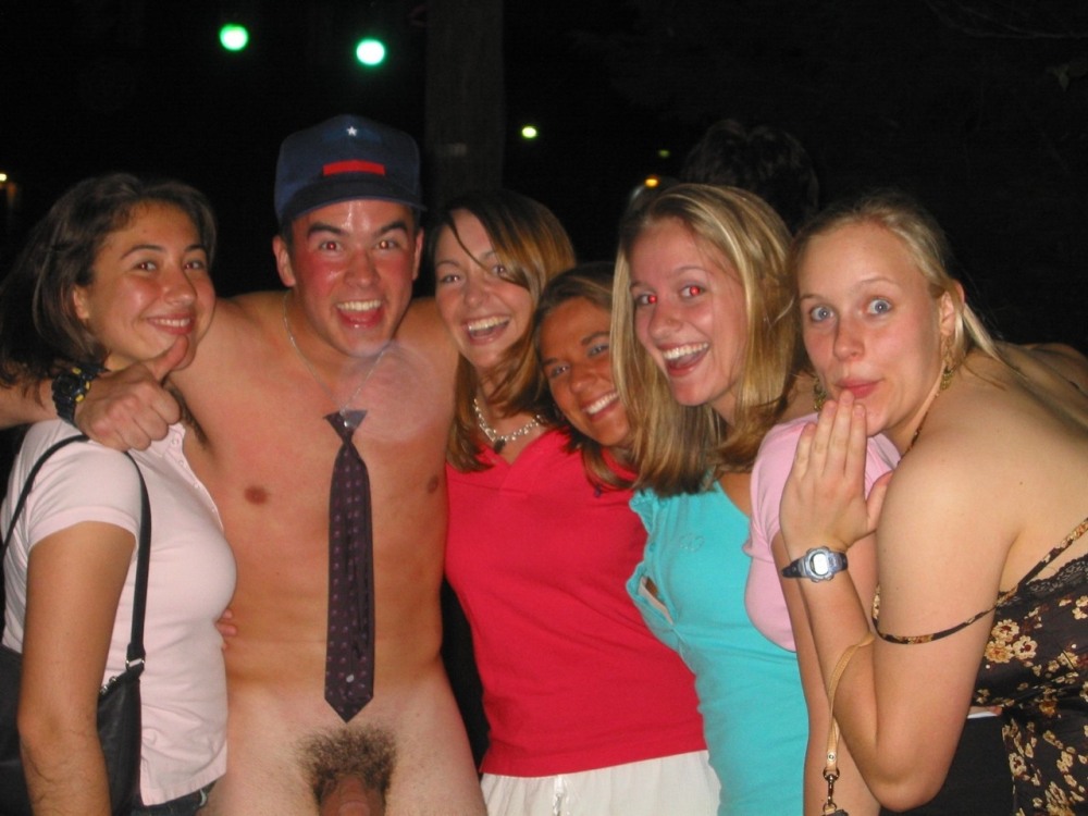 Голые парни одетые девки