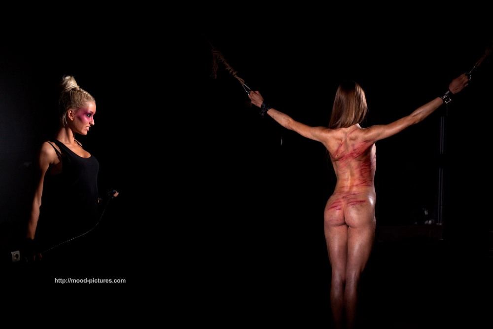 Порка девушек плетью по спине