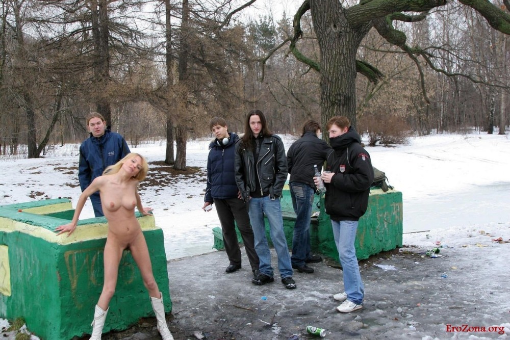 Девушка разделась на спор