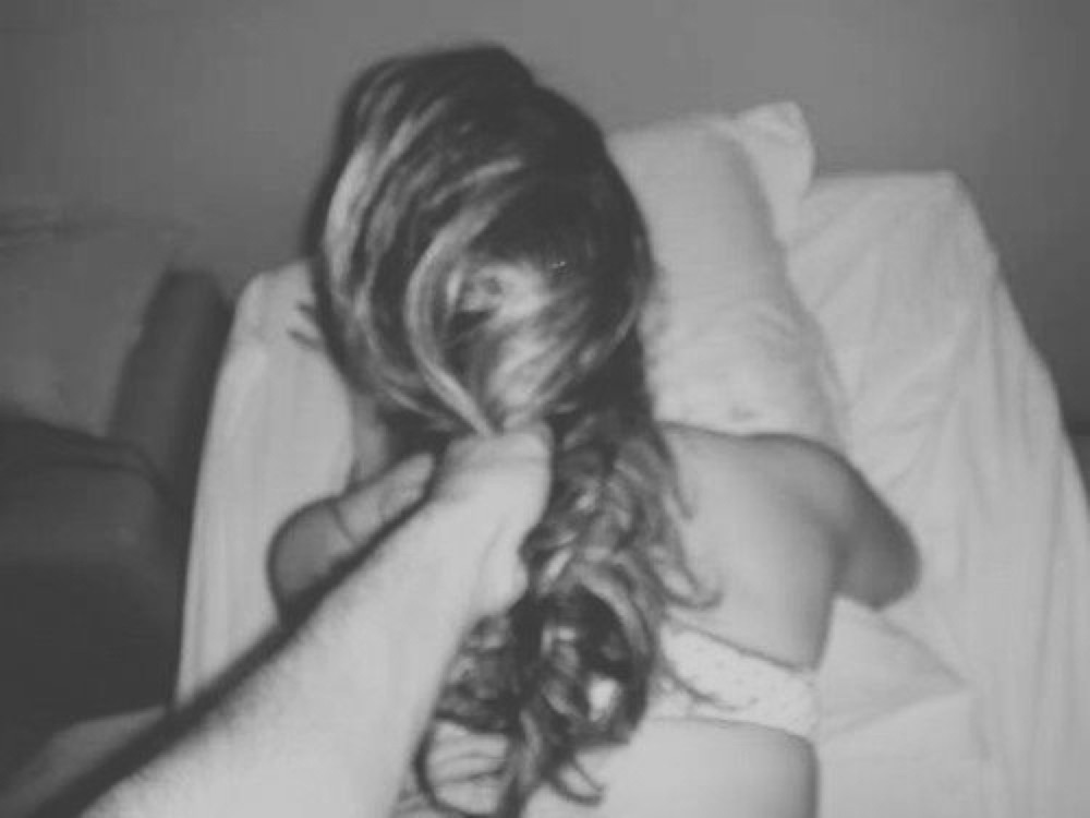 Держит девушку за воло ы