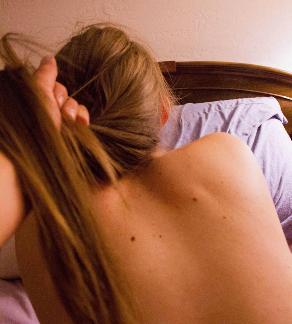 За волосы девушку