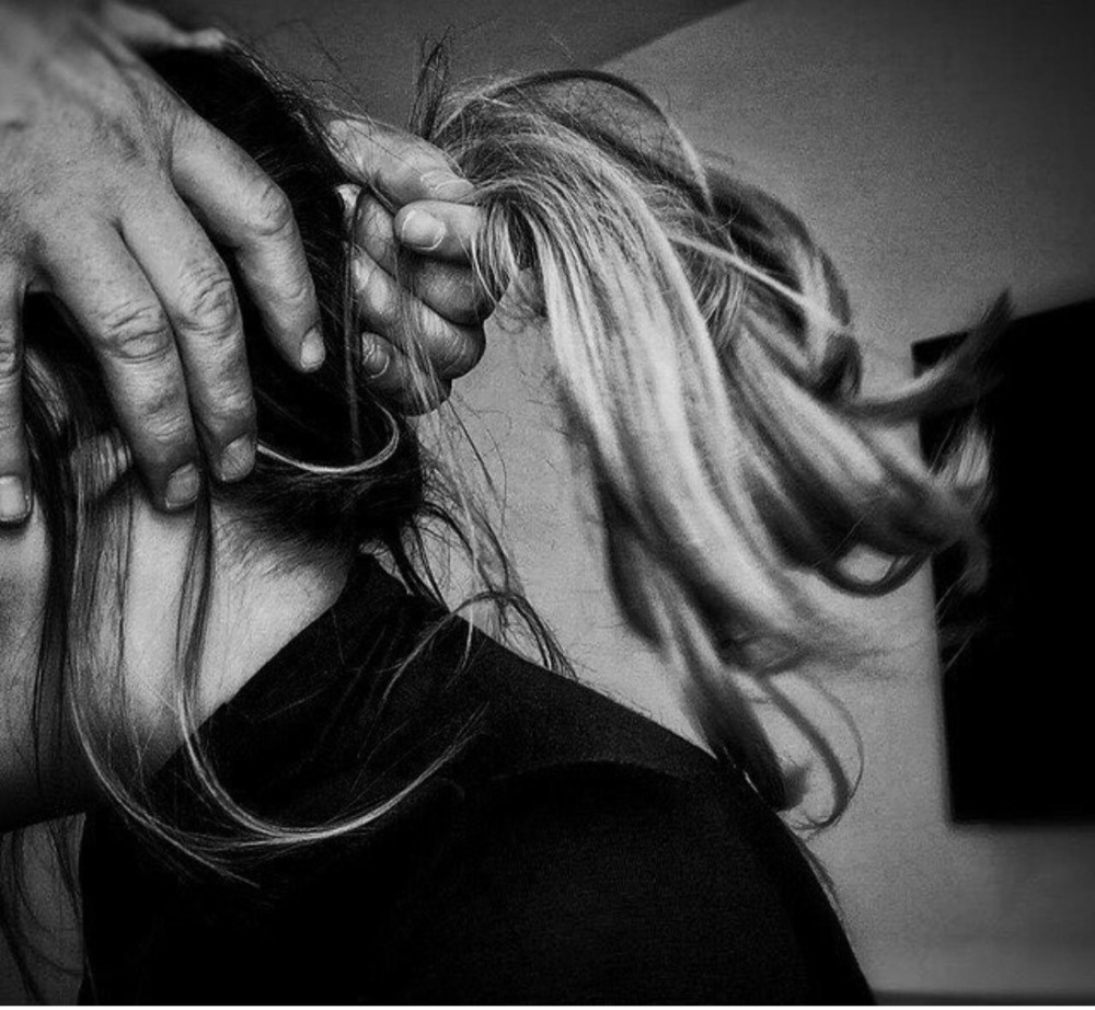 Держит ее за волосы