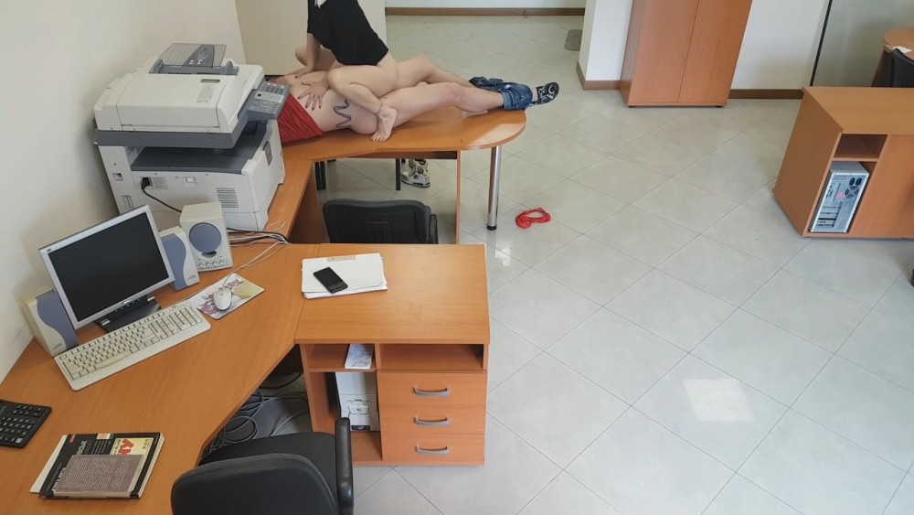 Кунилингус в офисе скрытая камера